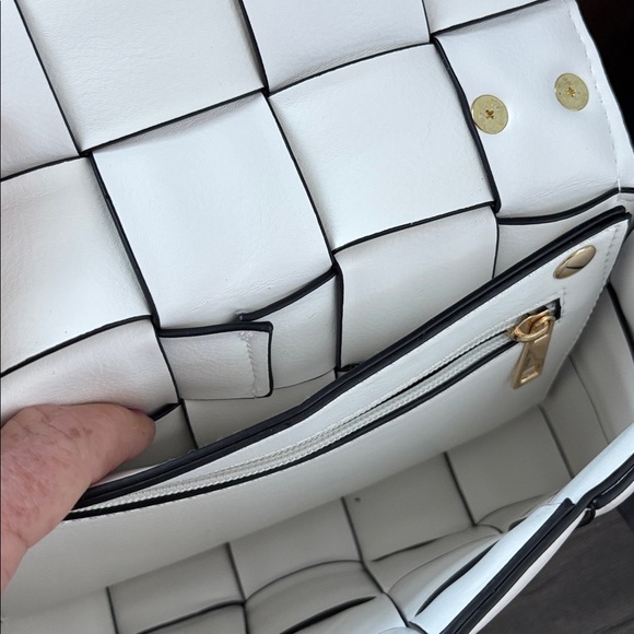 Eleganza Vegan Leather Flap snap top,double gold chain,black weave pattern - Picture 9 of 11